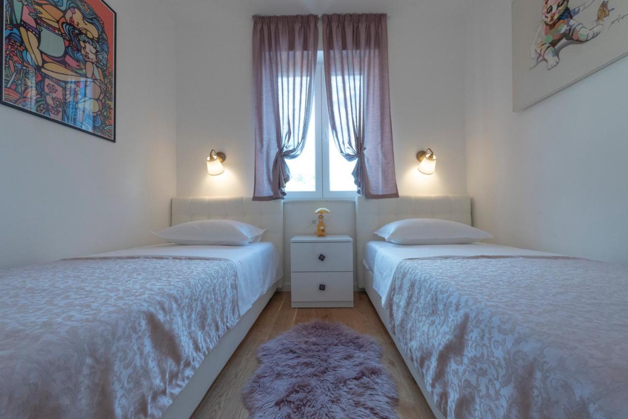 Sunny Bo Villa With A Heated Pool And Rooftop Jacuzzi Каштела Экстерьер фото