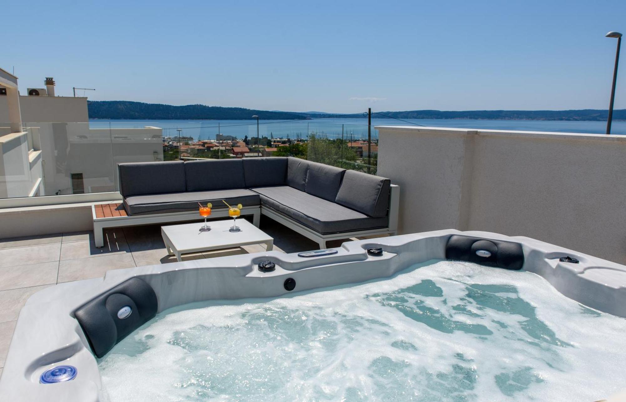 Sunny Bo Villa With A Heated Pool And Rooftop Jacuzzi Каштела Экстерьер фото