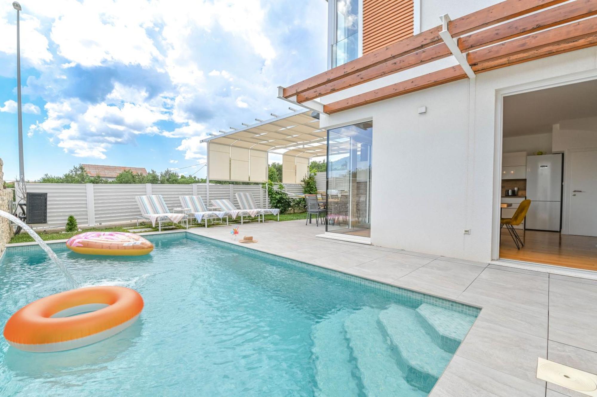 Sunny Bo Villa With A Heated Pool And Rooftop Jacuzzi Каштела Экстерьер фото